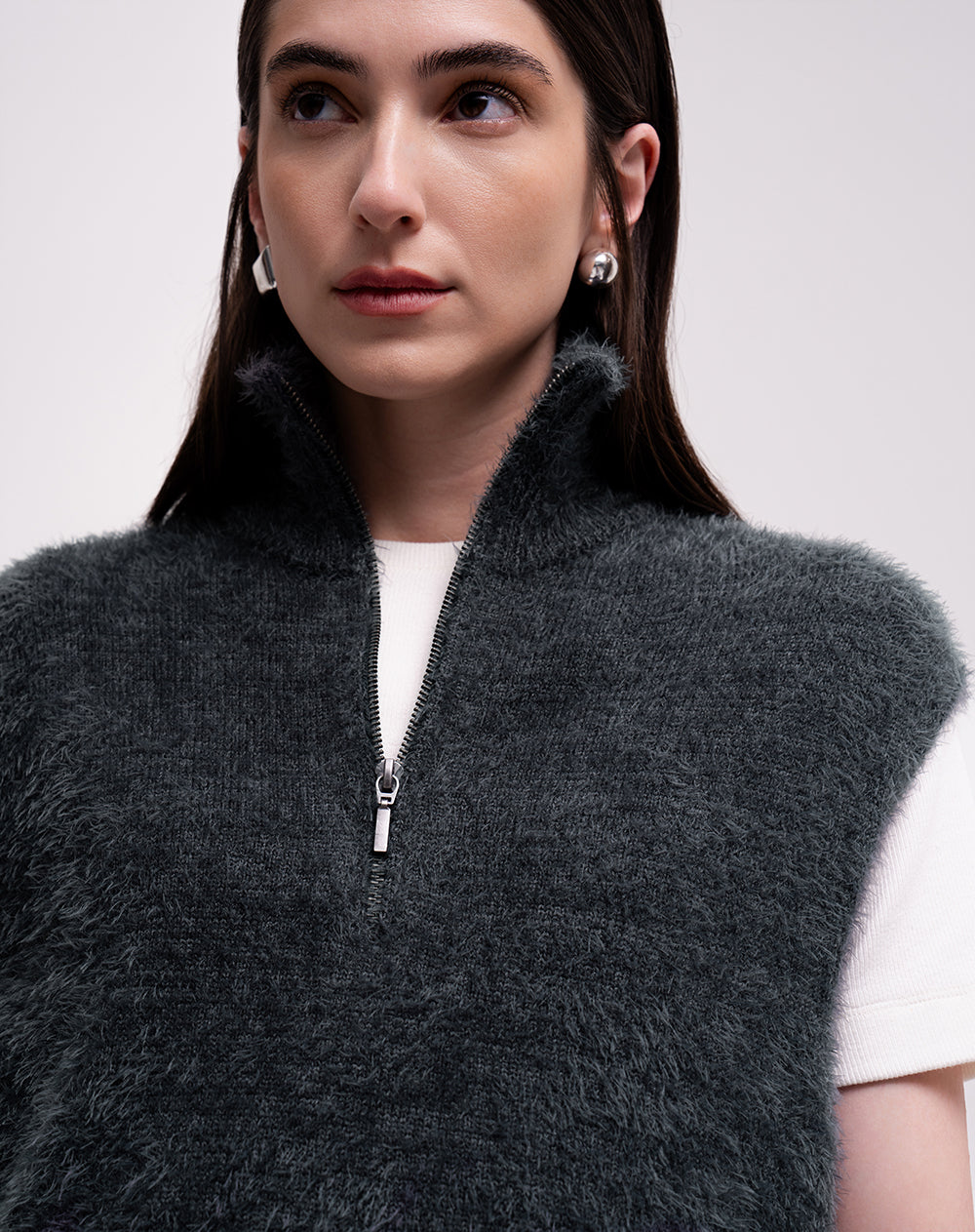 Chaleco tejido afelpado cuello alto gris mujer
