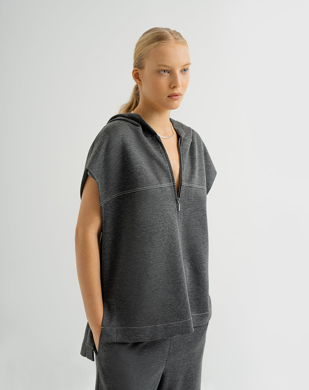 Chaleco holgado con capucha gris para mujer