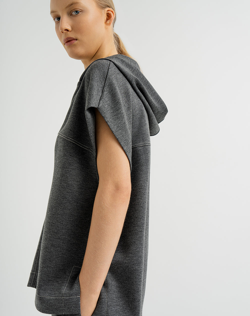 Chaleco holgado con capucha gris para mujer
