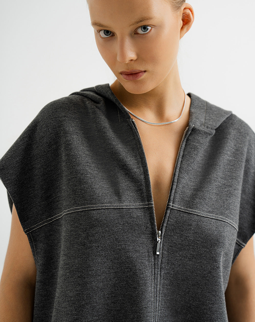 Chaleco holgado con capucha gris para mujer
