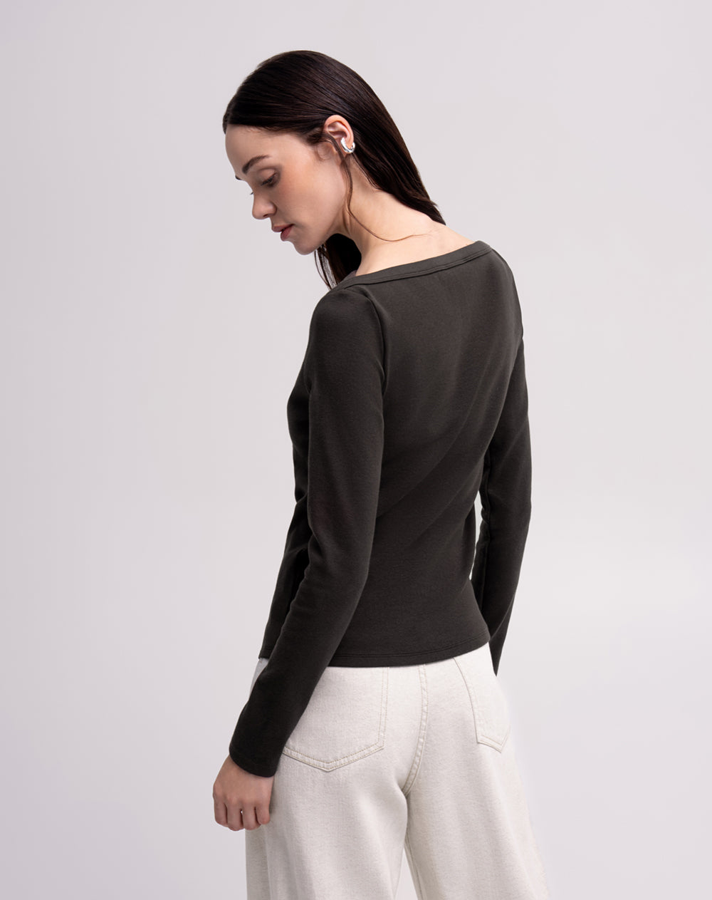 Camiseta cuello bandeja  manga larga café mujer