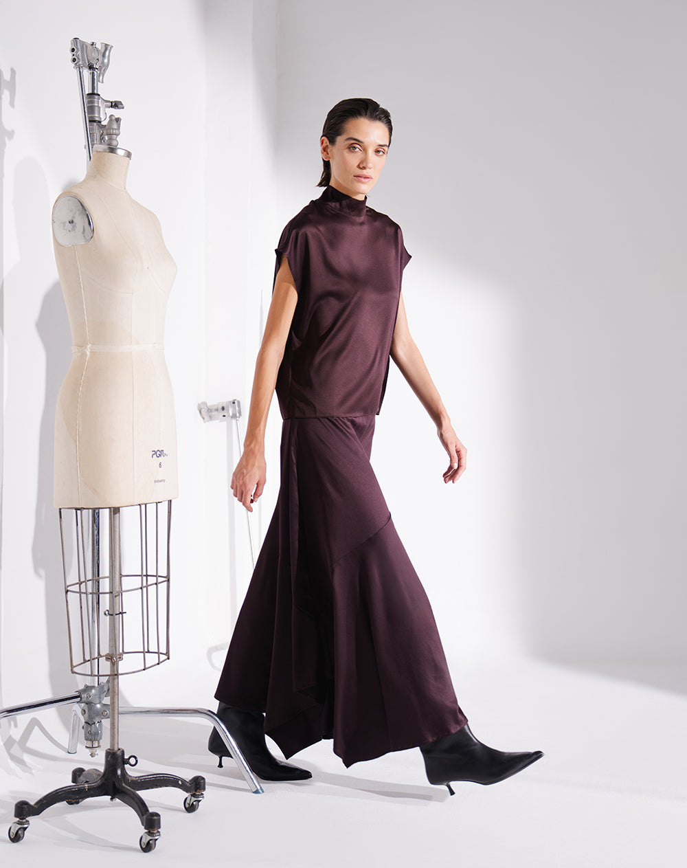 Falda midi tiro alto asimétrica vinotinto mujer