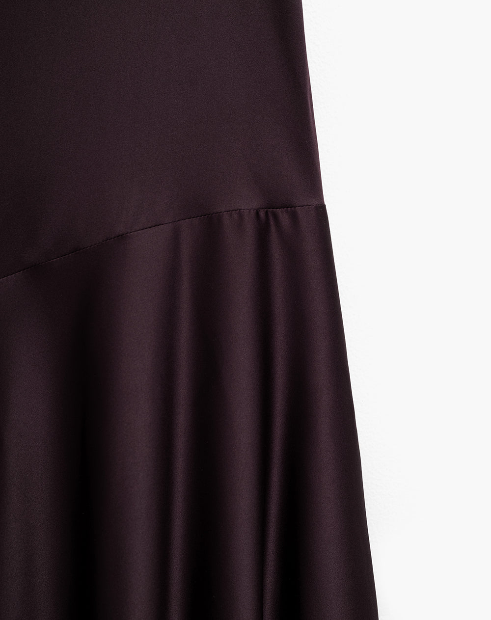Falda midi tiro alto asimétrica vinotinto mujer