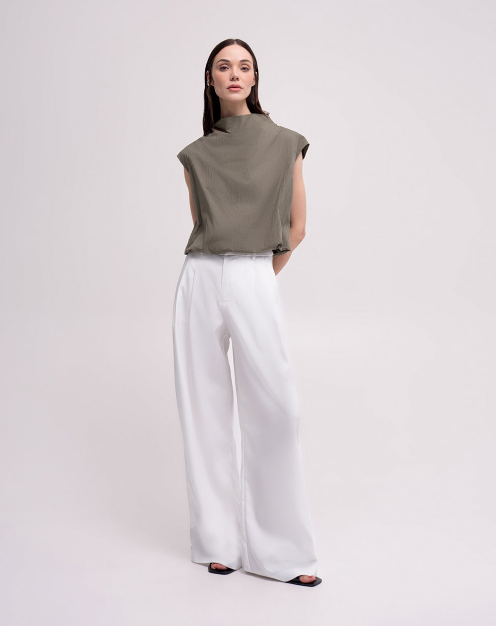 Blusa globo cuello tortuga café mujer