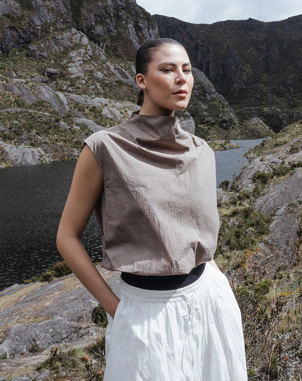 Blusa globo cuello tortuga café mujer