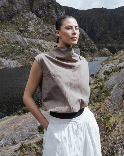 Blusa globo cuello tortuga café mujer