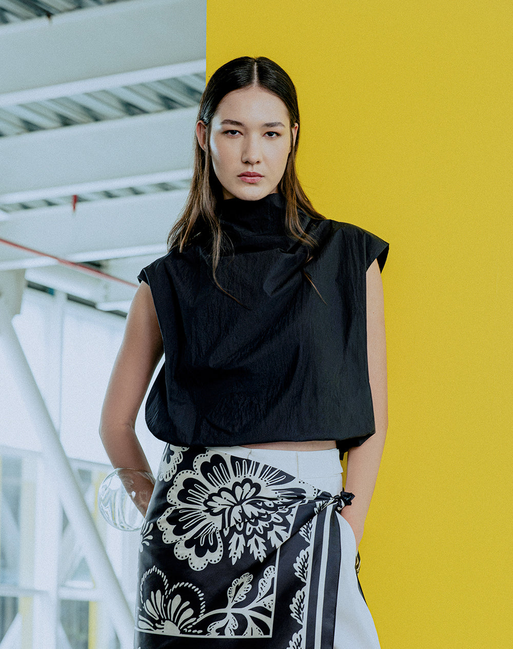 Blusa globo cuello tortuga negra mujer