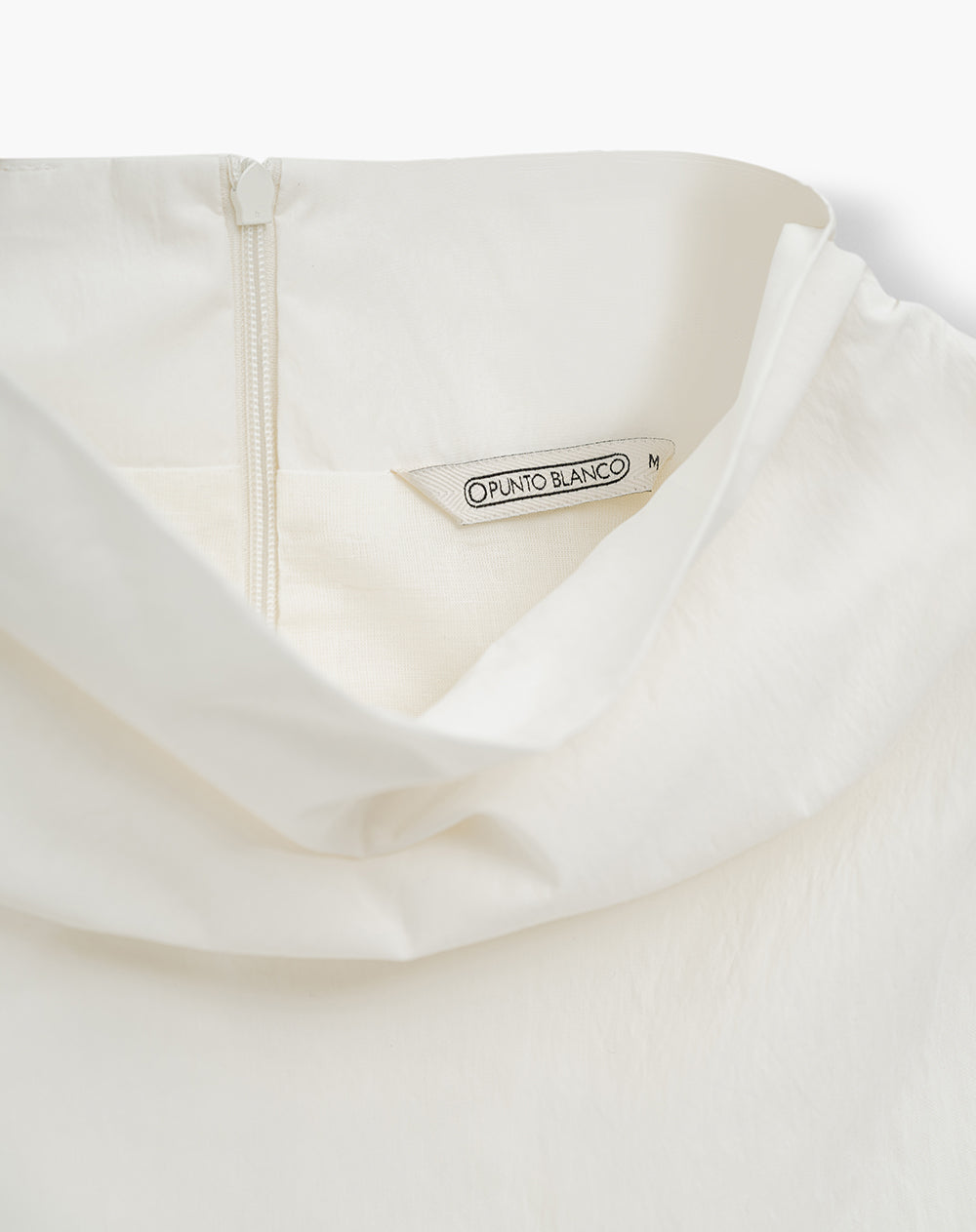 Blusa cuello tortuga con cierre vainilla mujer