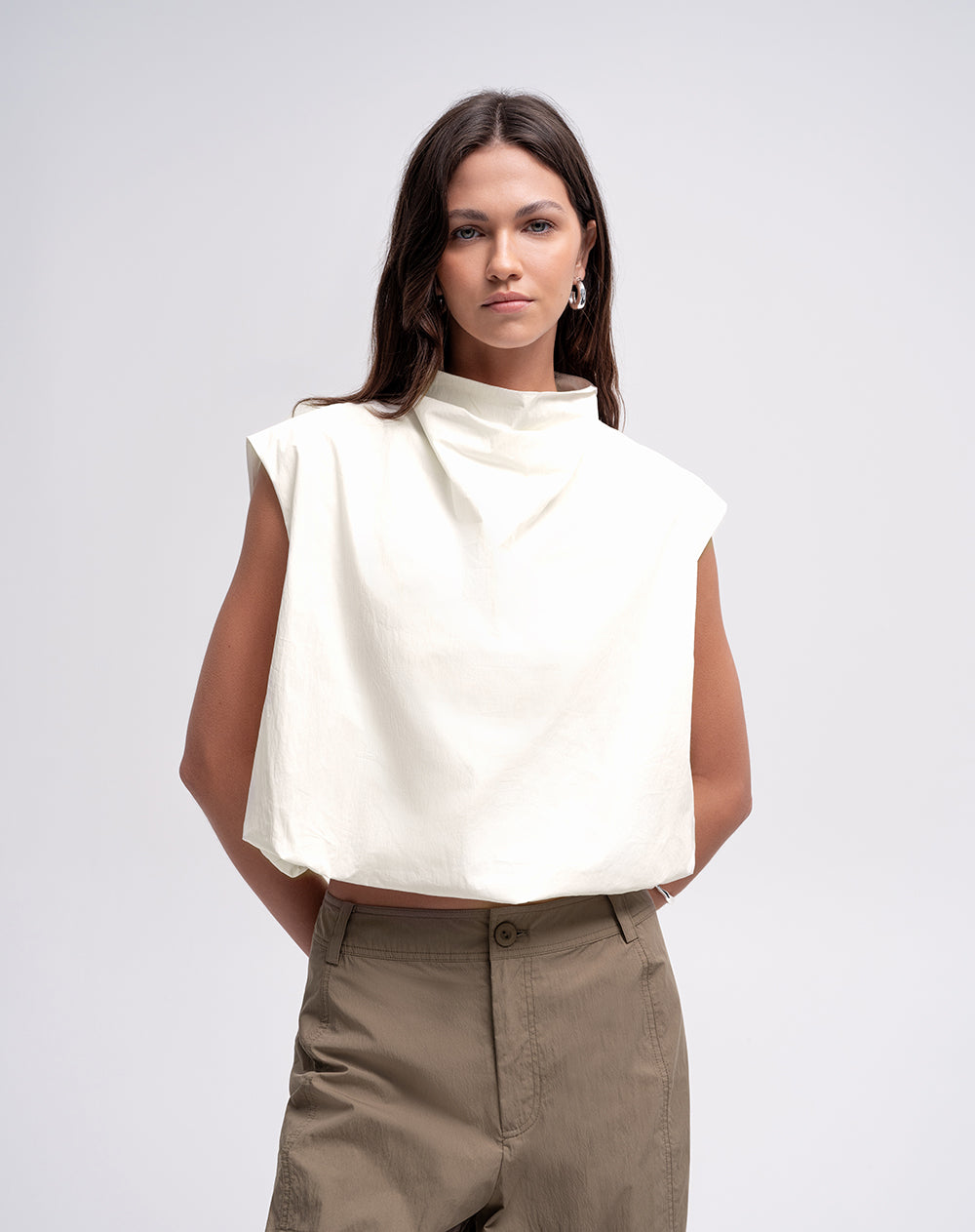 Blusa cuello tortuga con cierre vainilla mujer