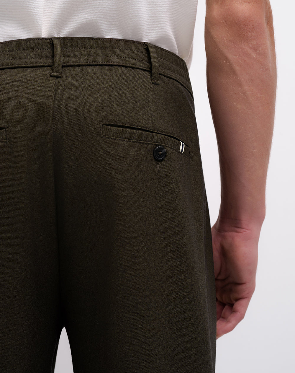 Pantalón regular tipo sastre café hombre