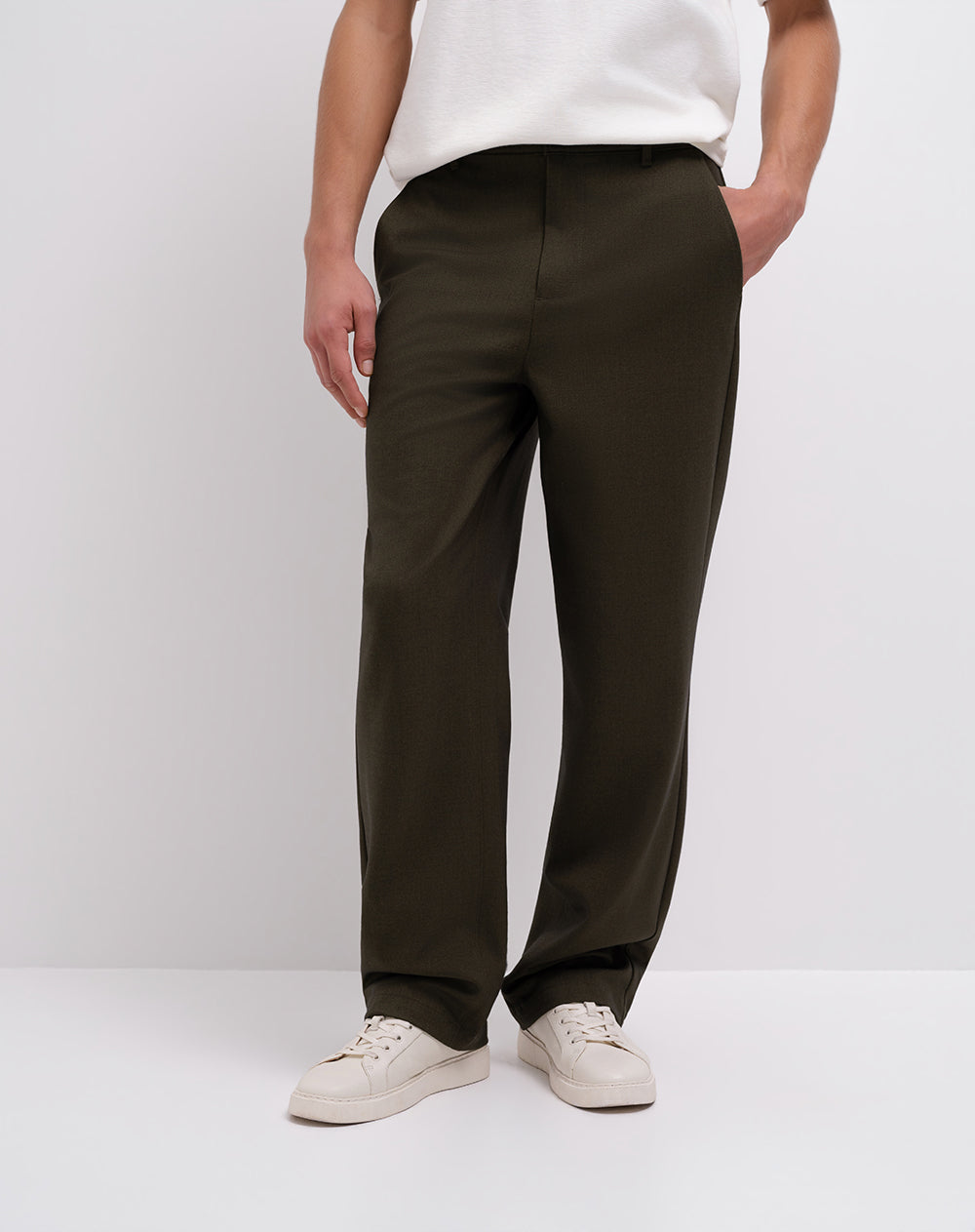 Pantalón regular tipo sastre café hombre