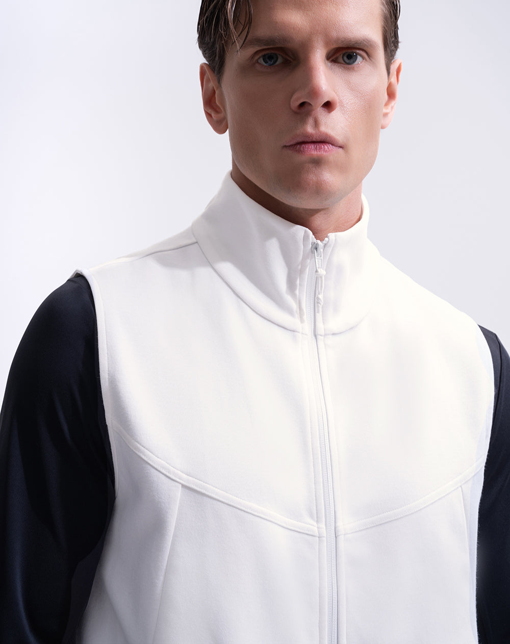 Chaleco deportivo cuello tipo tortuga blanco hombre