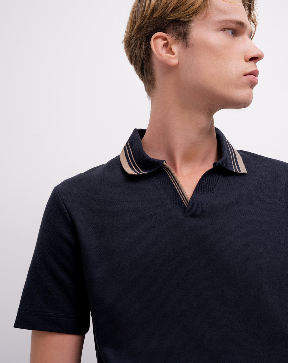Camiseta tipo polo regular manga corta azul hombre