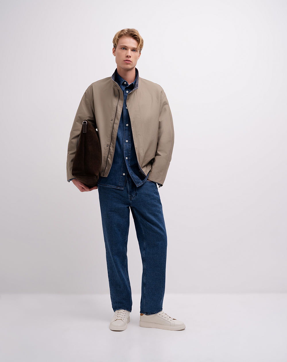 Chaqueta regular cuello alto café hombre