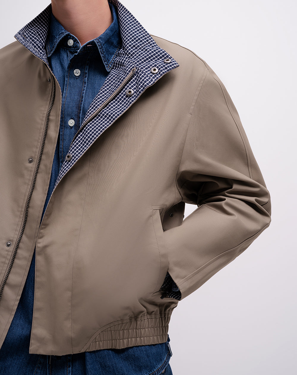 Chaqueta regular cuello alto café hombre