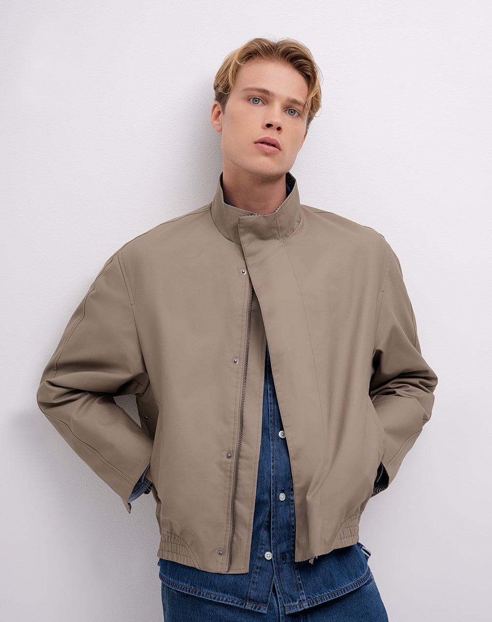 Chaqueta regular cuello alto café hombre