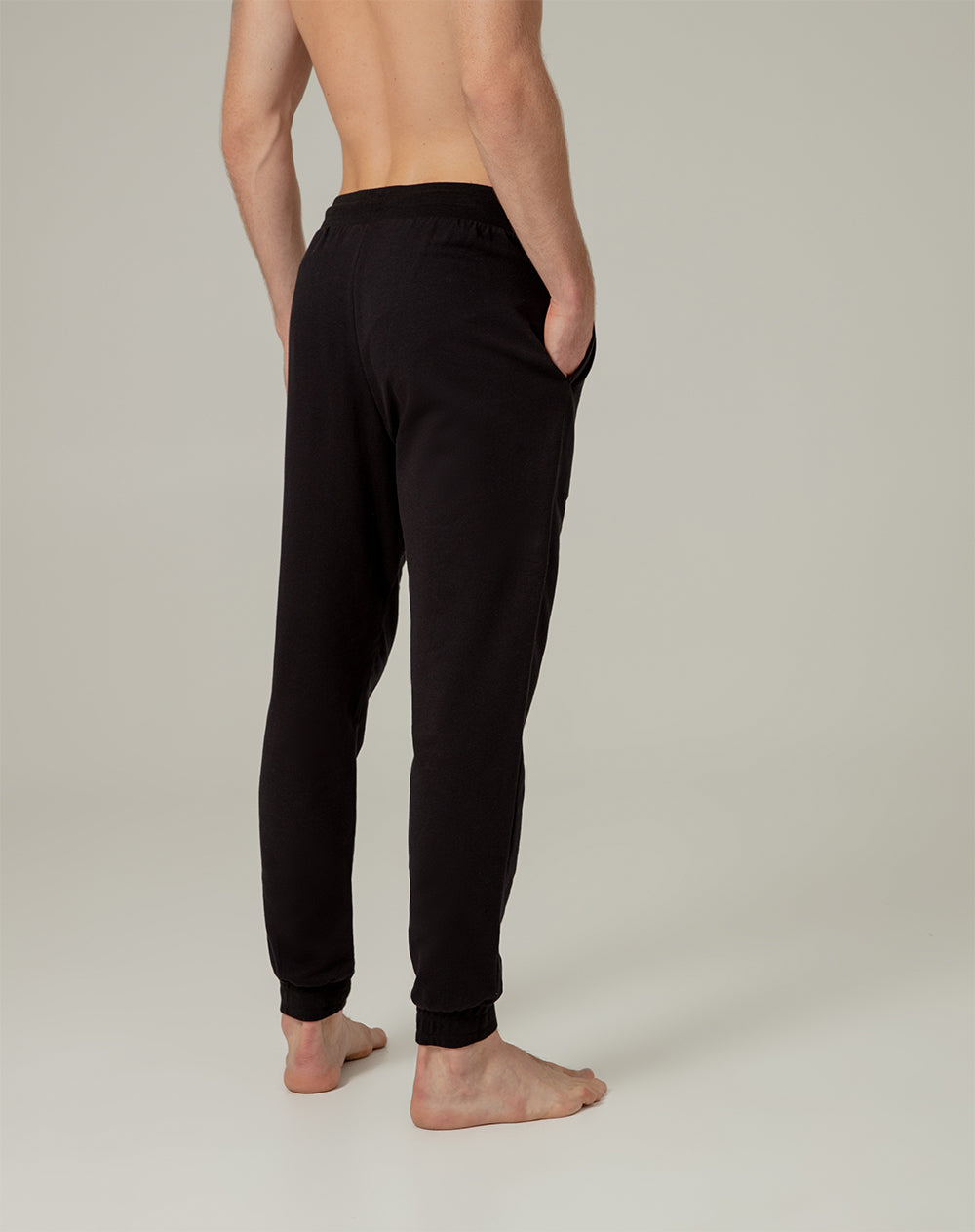 Jogger en algodón sostenible semi ajustado negro para hombre