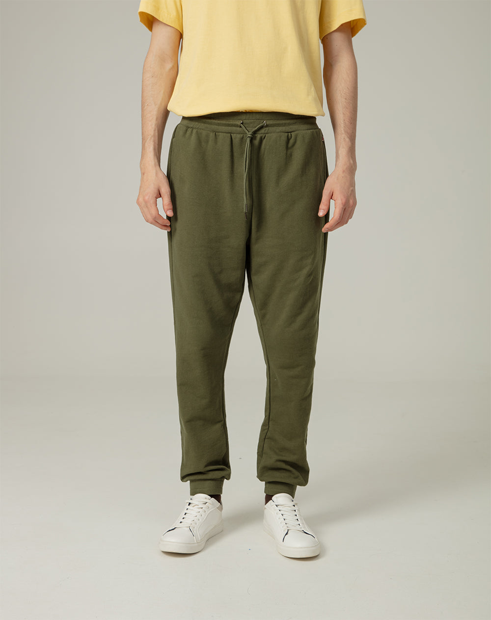 Jogger en algodón sostenible semi ajustado verde para hombre
