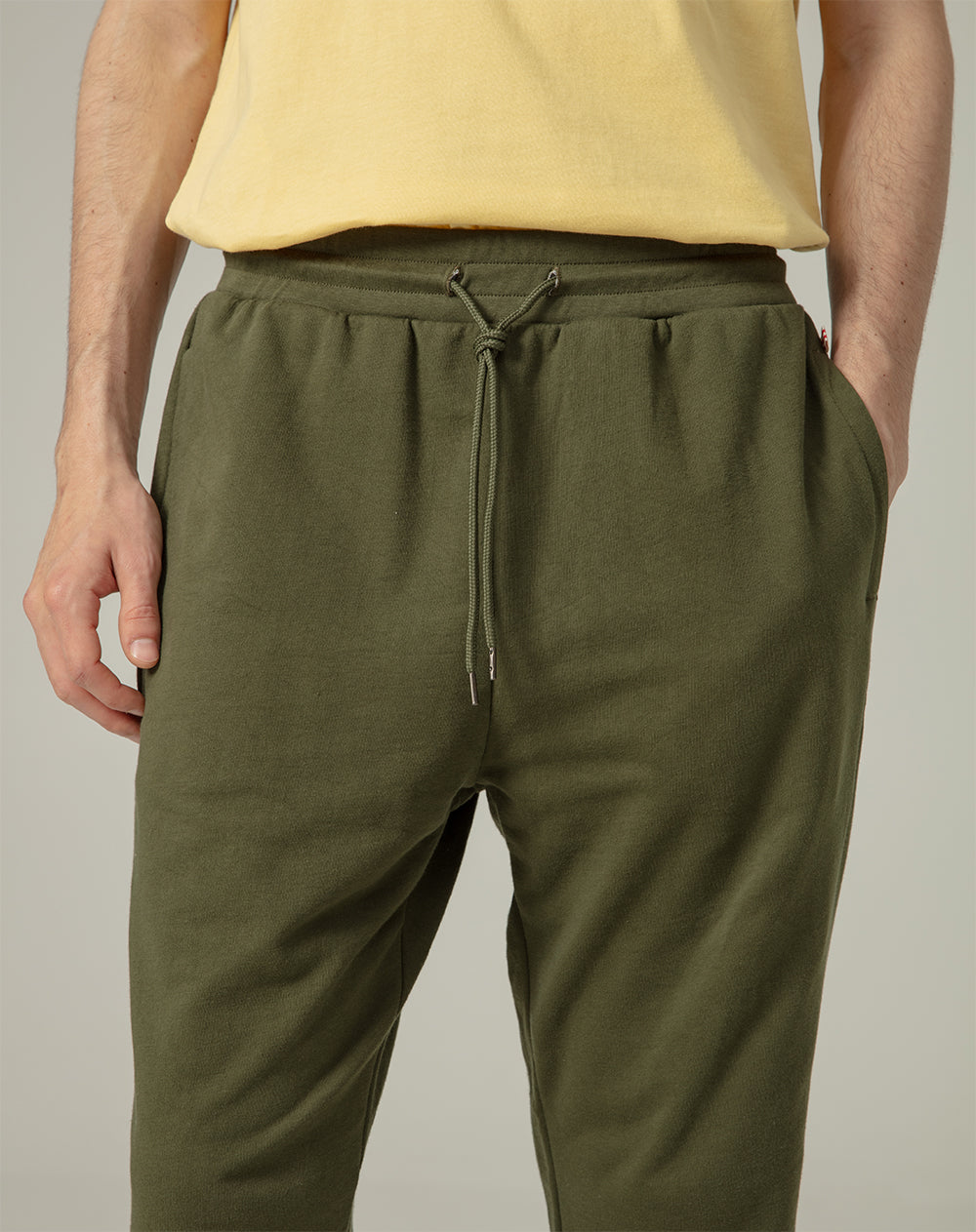 Jogger en algodón sostenible semi ajustado verde para hombre