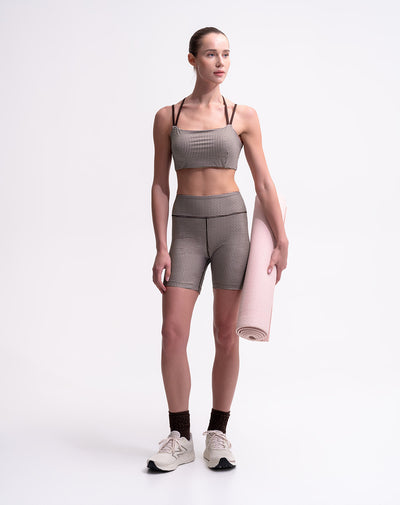 Short deportivo habano estampado mujer