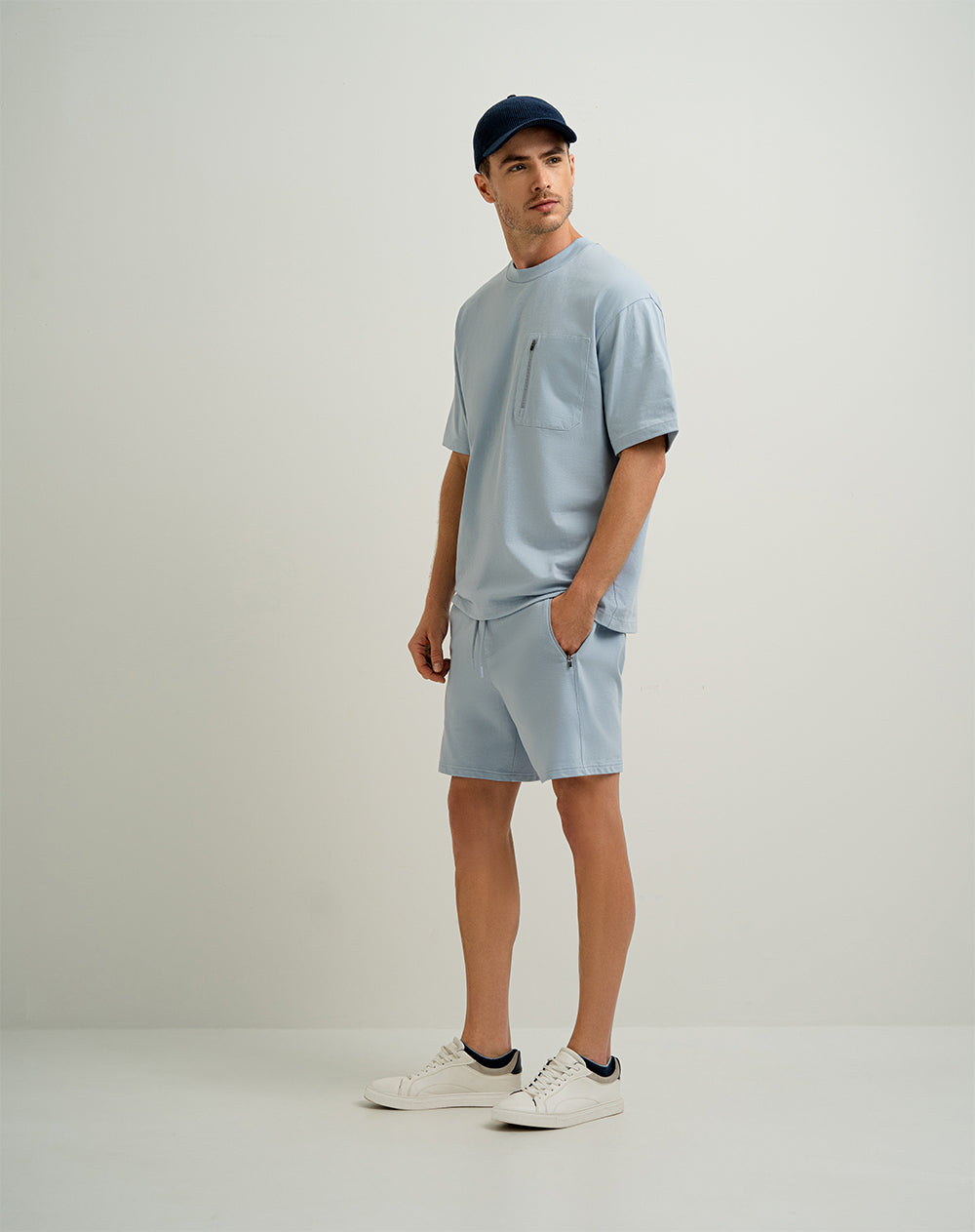 Camiseta en algodón sostenible bolsillo frontal con cierre azul para hombre