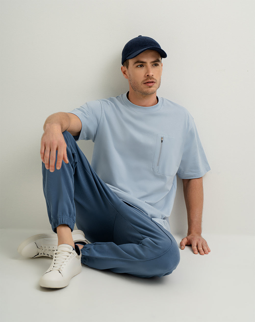 Camiseta en algodón sostenible bolsillo frontal con cierre azul para hombre