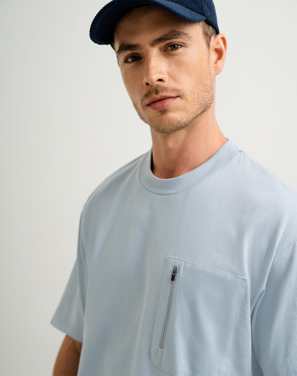 Camiseta en algodón sostenible bolsillo frontal con cierre azul para hombre