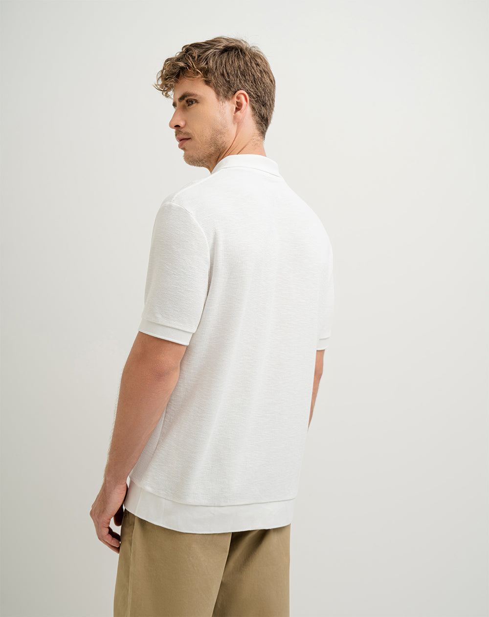 Polo regular fit en tela con textura habana