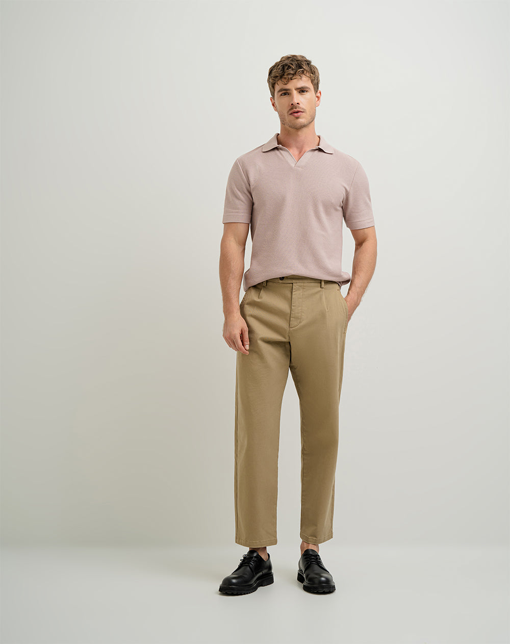 Pantalón chino regular café hombre