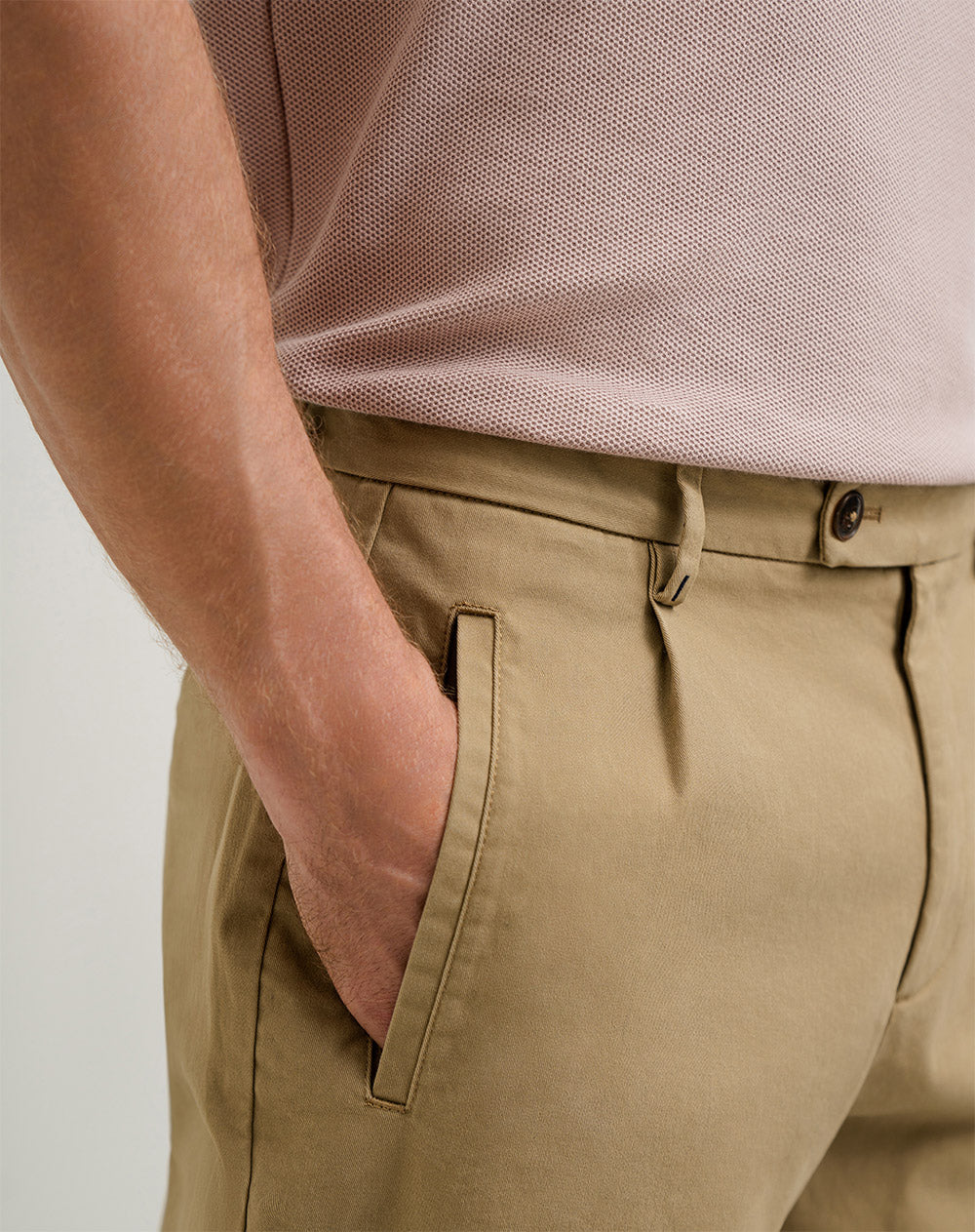 Pantalón chino regular café hombre