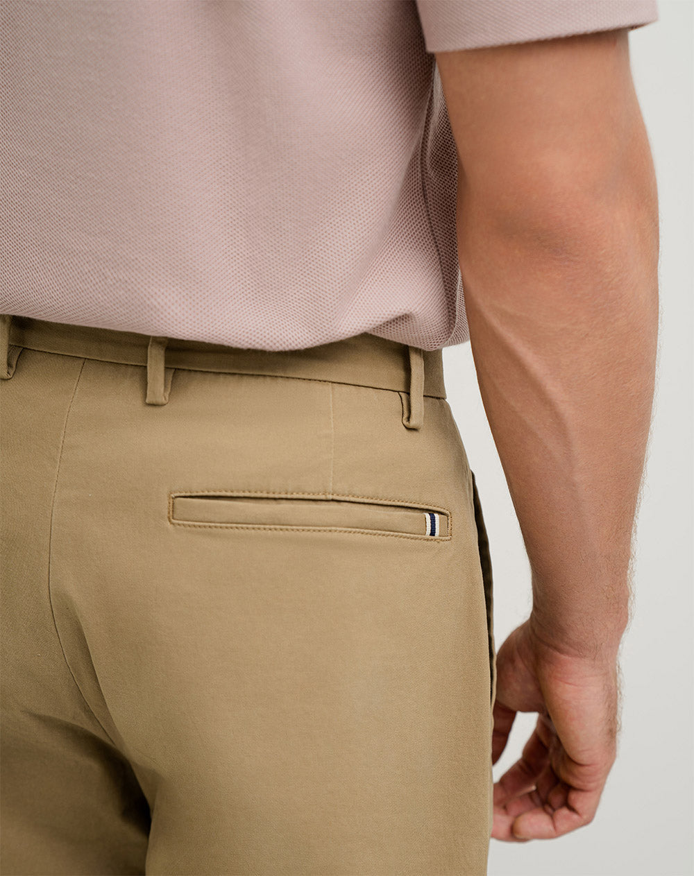 Pantalón chino regular café hombre