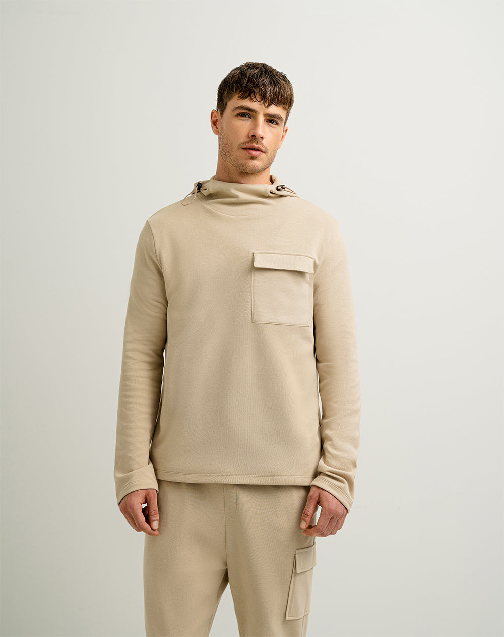 Buzo en algodón sostenible bolsillo frontal y capucha caqui para hombre