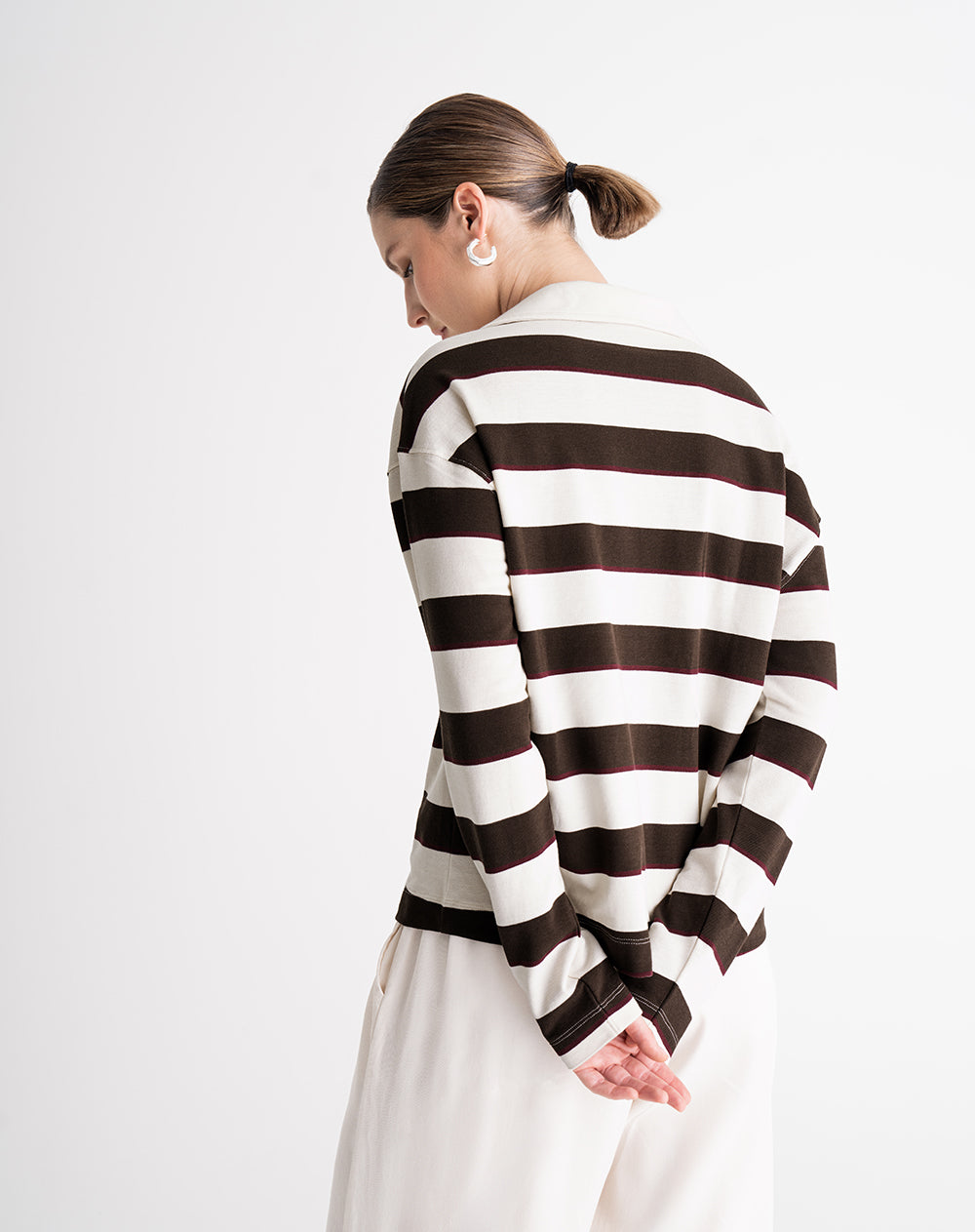 Buzo relaxed fit cafe rayas