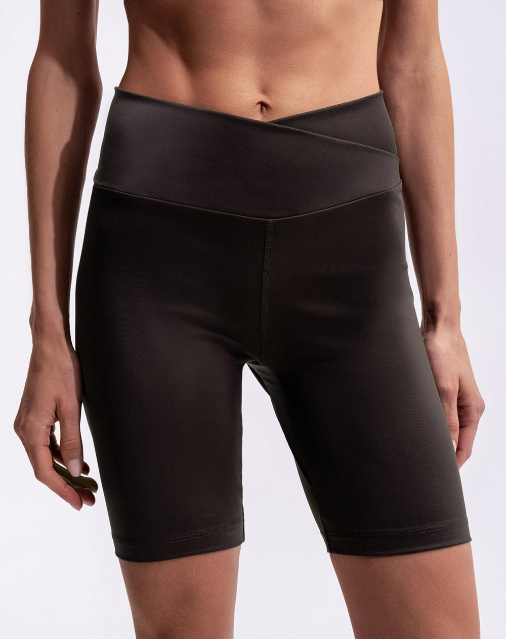 Short deportivo café mujer
