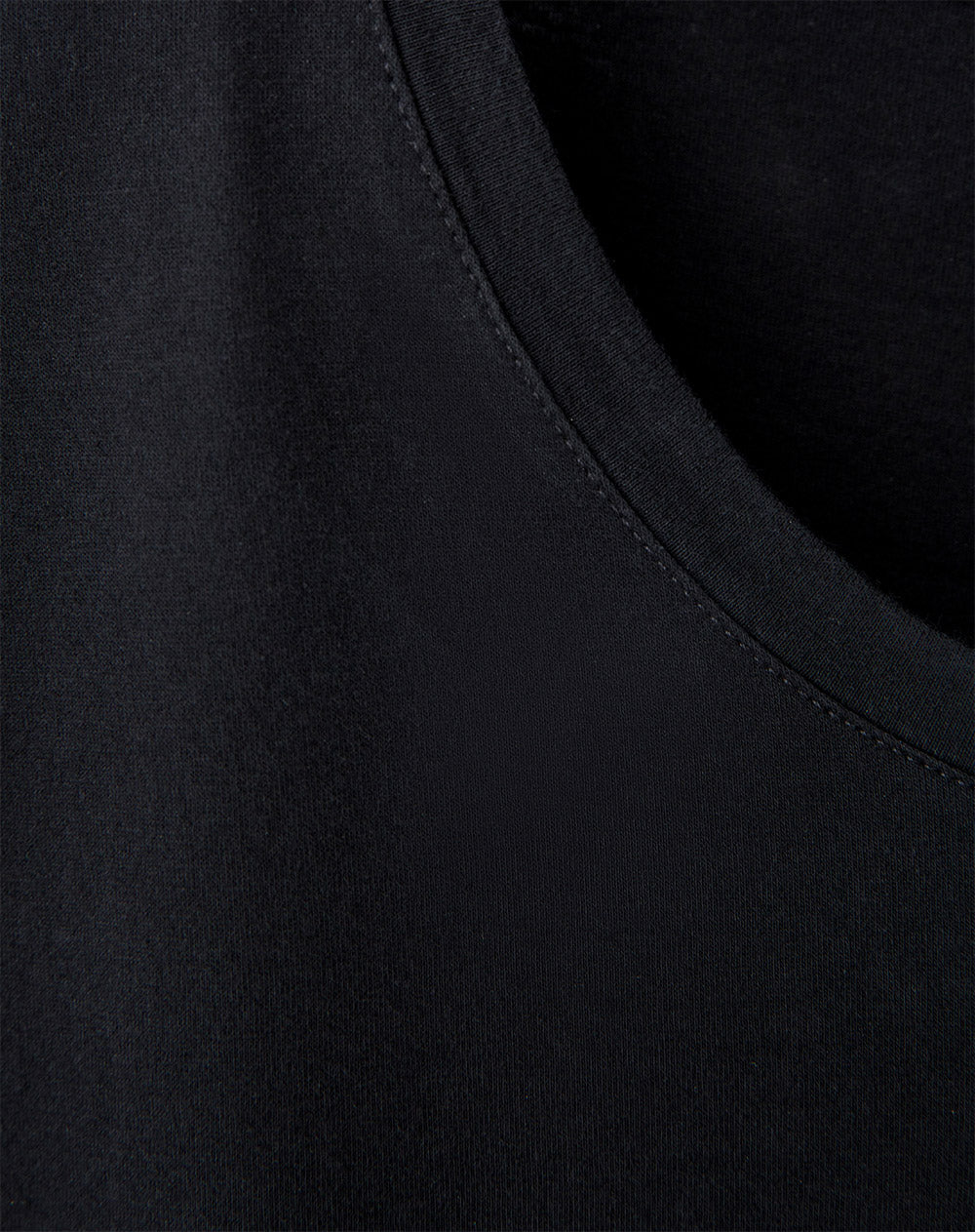 Camiseta regular fit manga corta negra