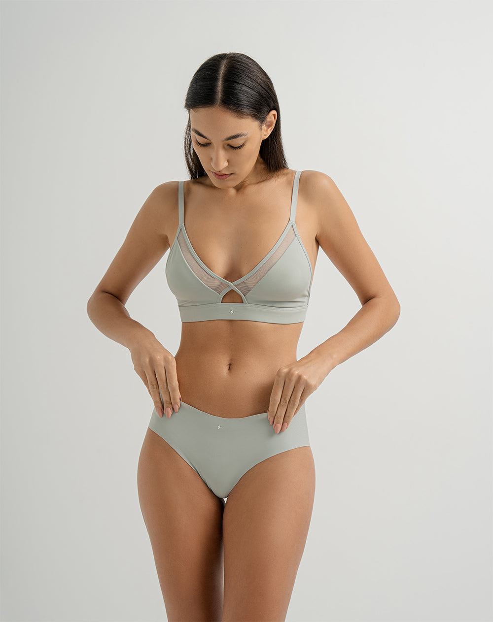 Top soporte bajo microfibra escote en V verde