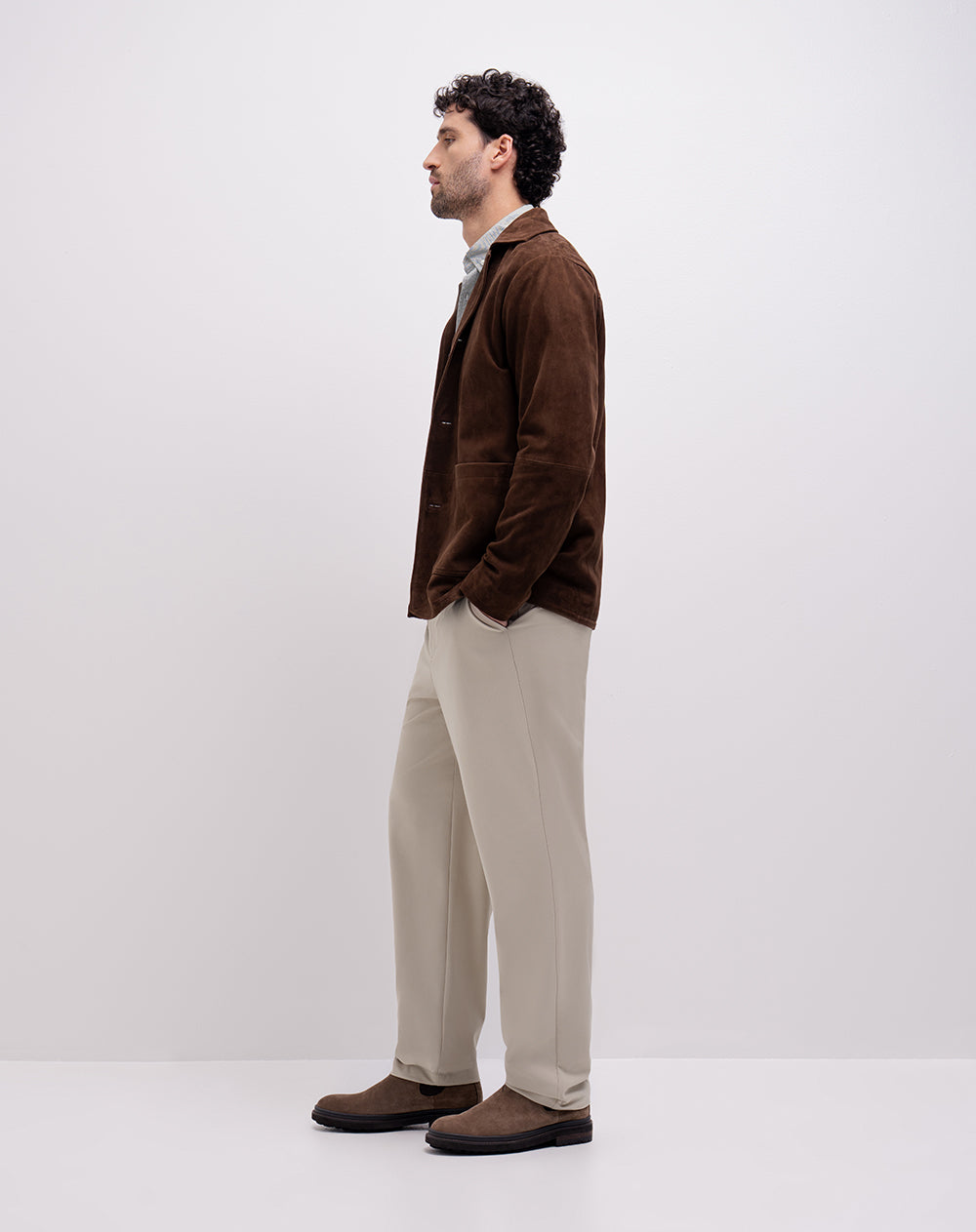 Pantalón regular tiro medio caqui hombre