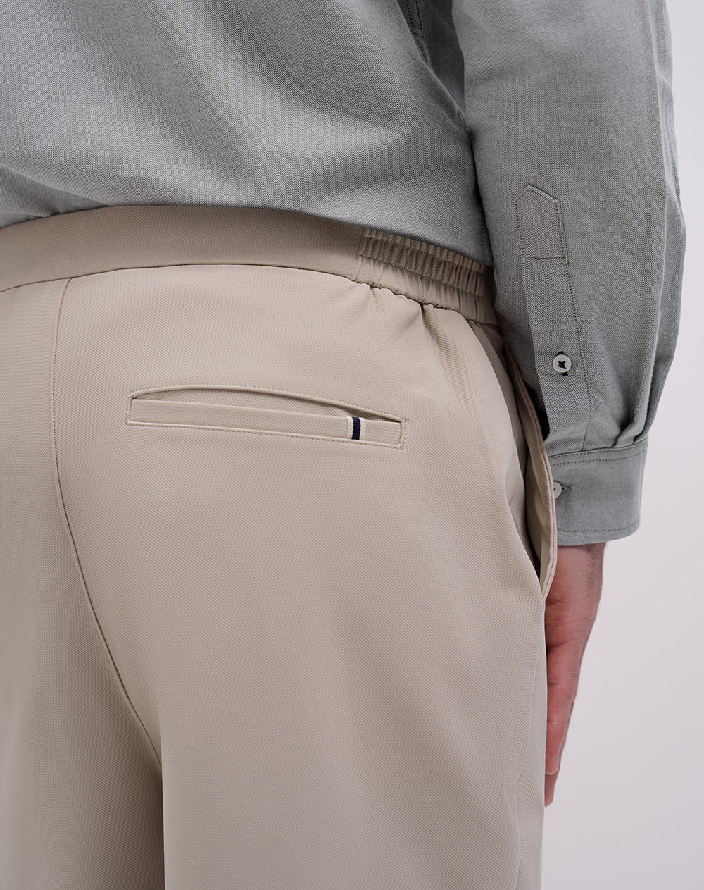 Pantalón regular tiro medio caqui hombre