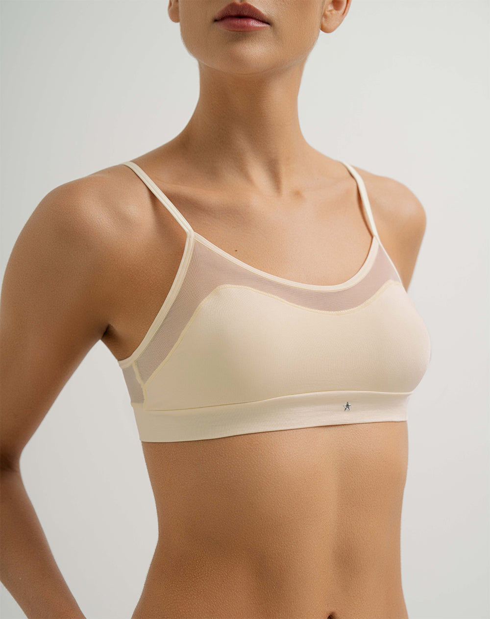 Top soporte medio sin costura y tull crema