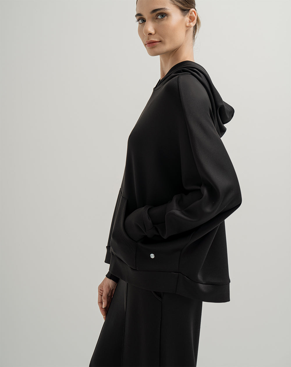 Buzo holgado con capucha negro para mujer