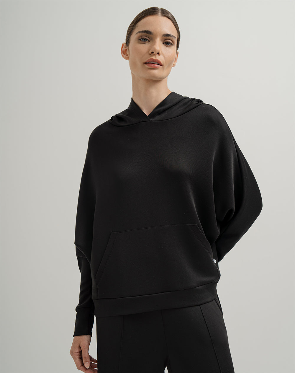Buzo holgado con capucha negro para mujer