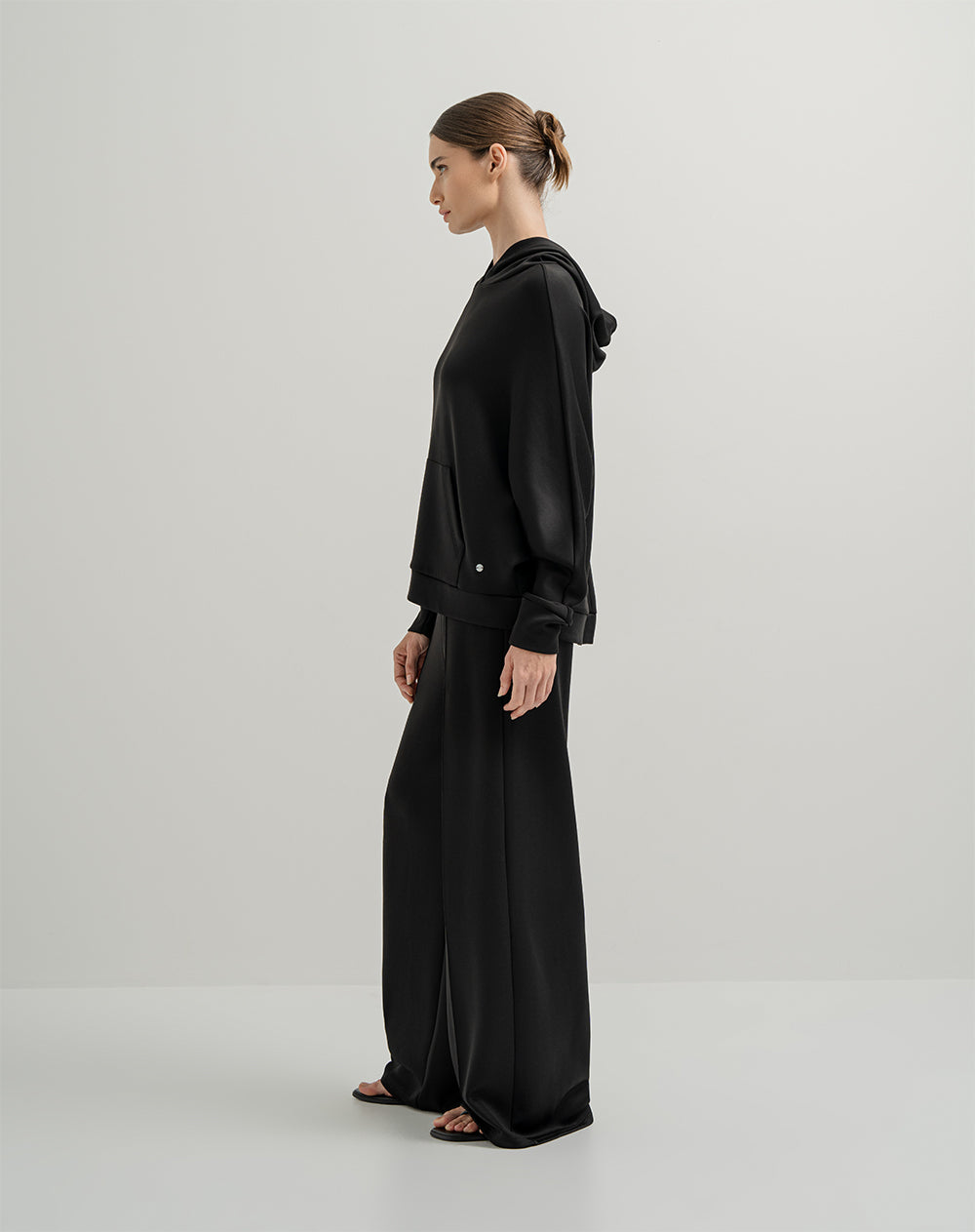 Buzo holgado con capucha negro para mujer