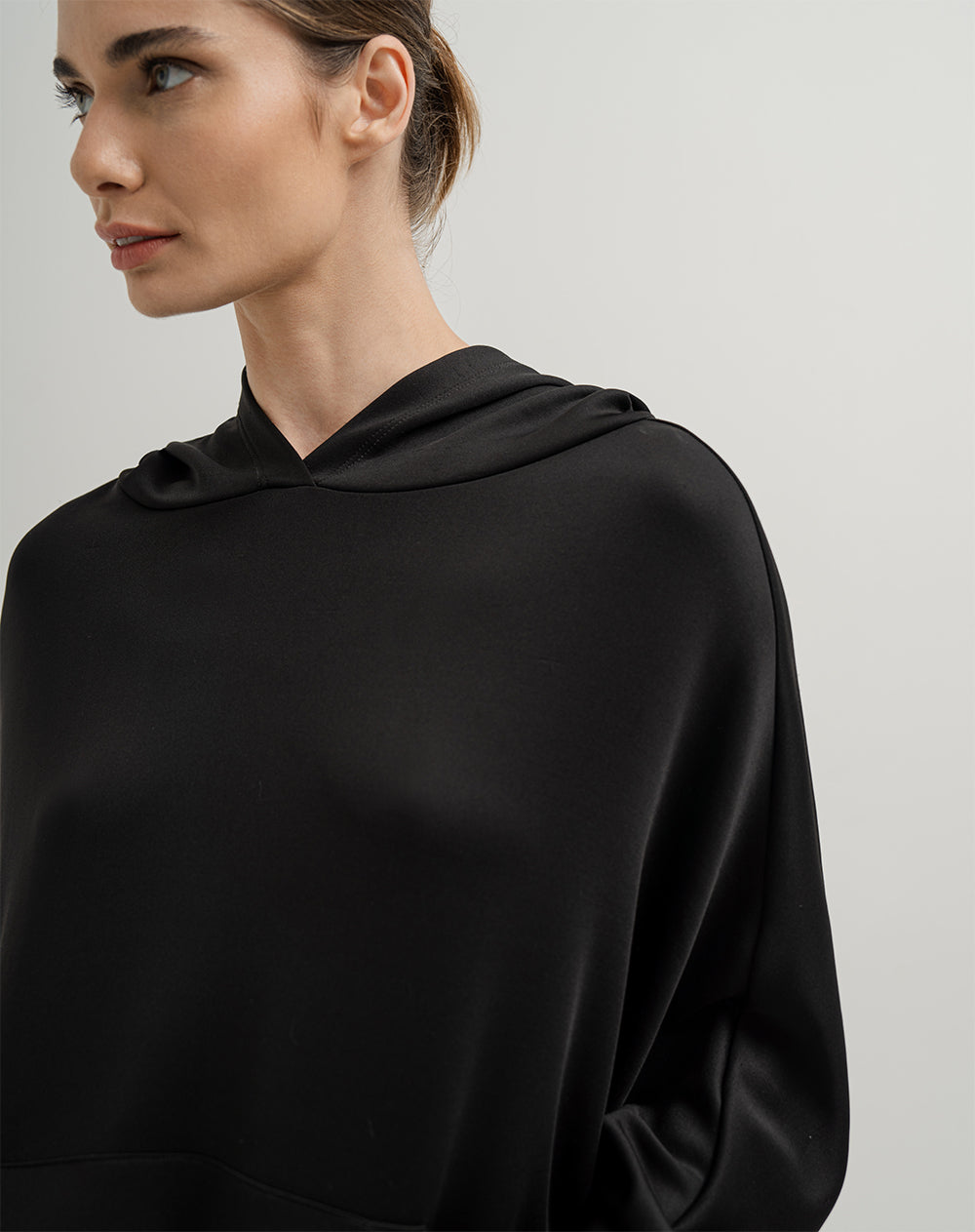 Buzo holgado con capucha negro para mujer