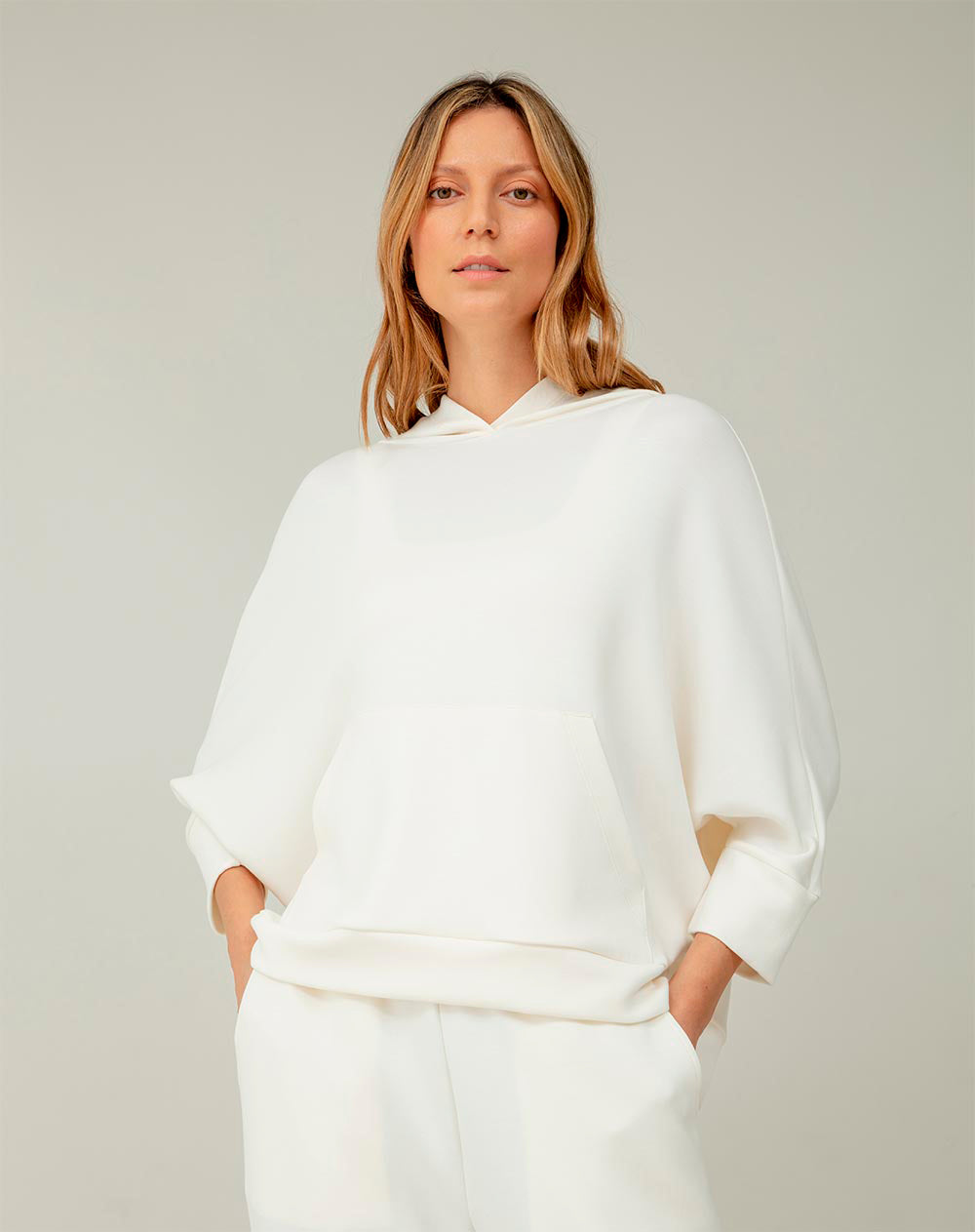 Buzo relaxed fit con tela de tacto extra suave vainilla