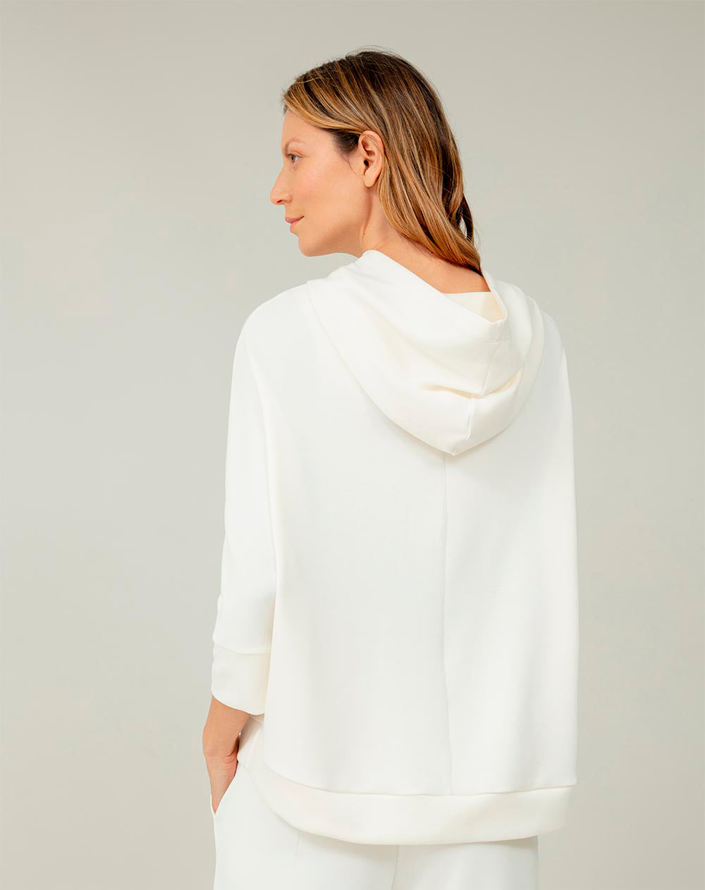 Buzo relaxed fit con tela de tacto extra suave vainilla
