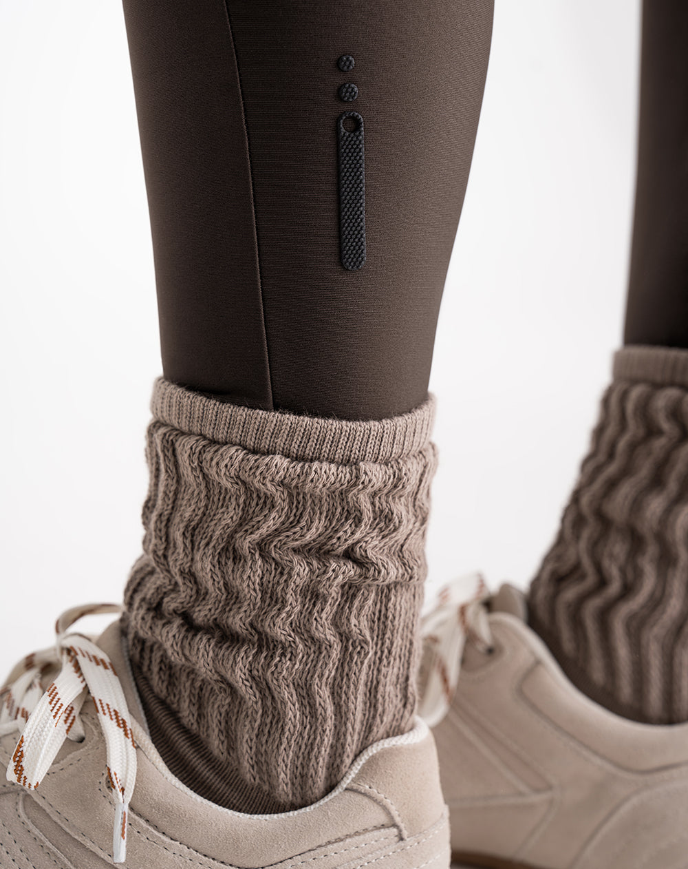Legging deportivo control humedad café mujer