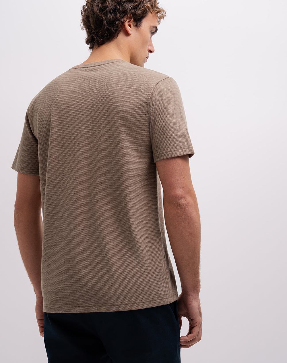 Camiseta regular café hombre