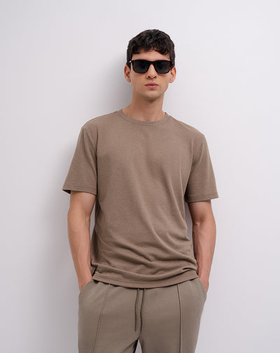 Camiseta regular café hombre