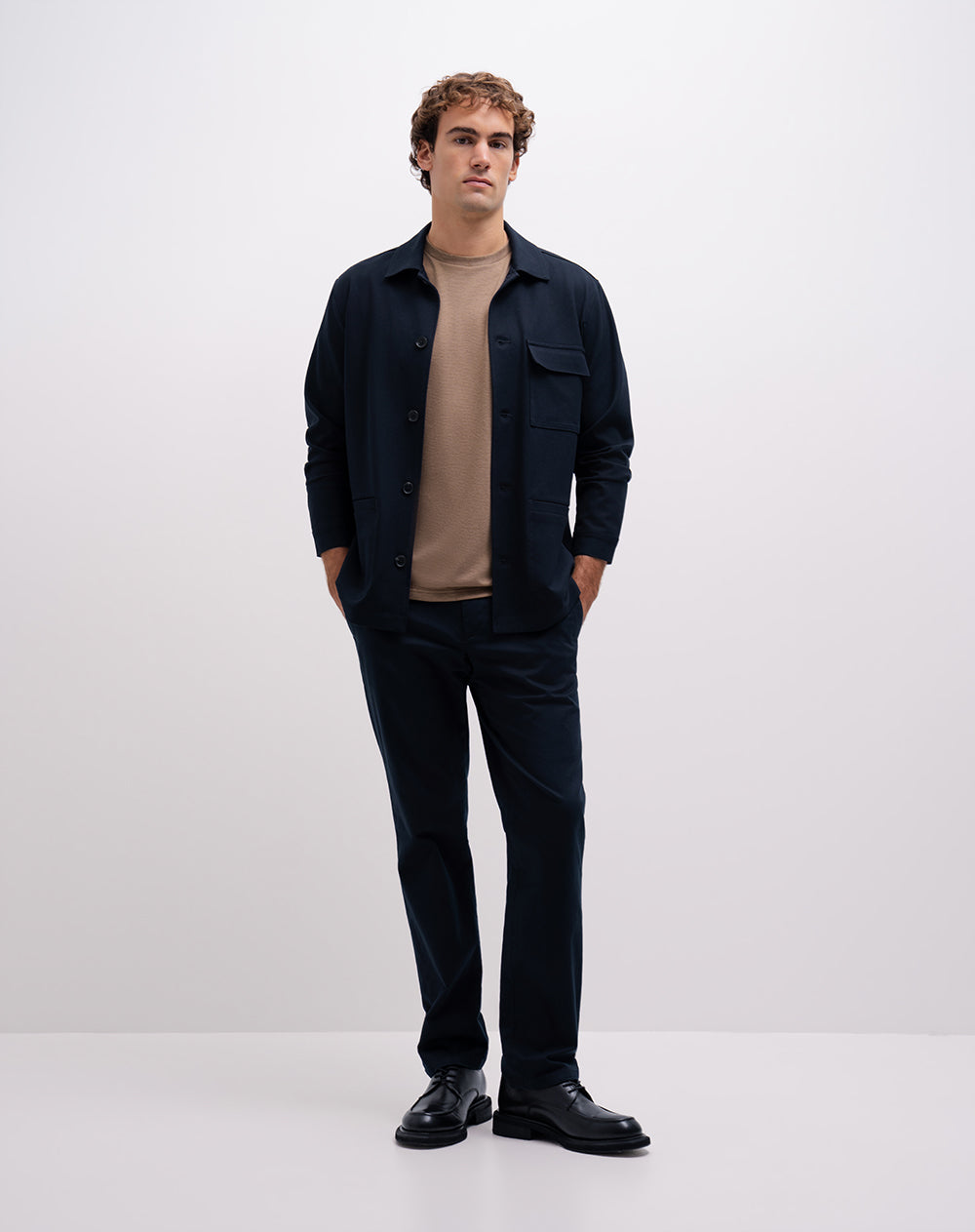 Camiseta regular café hombre