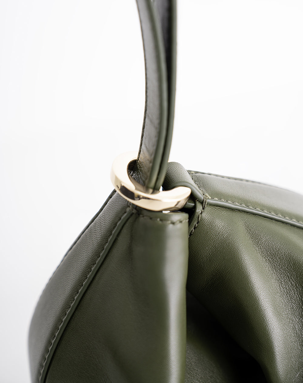 Bolso de mano tipo pulsera  en cuero Ana Beliza